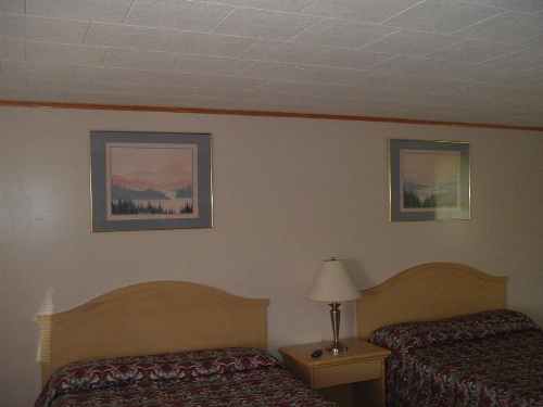 Fels Three Crown Motel image 15